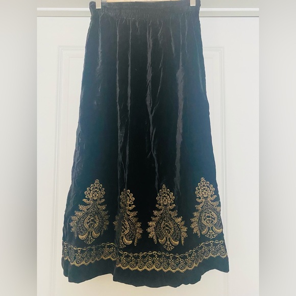 Zara Women's Velvet Black and Gold Midi Skirt - Picture 6 of 7